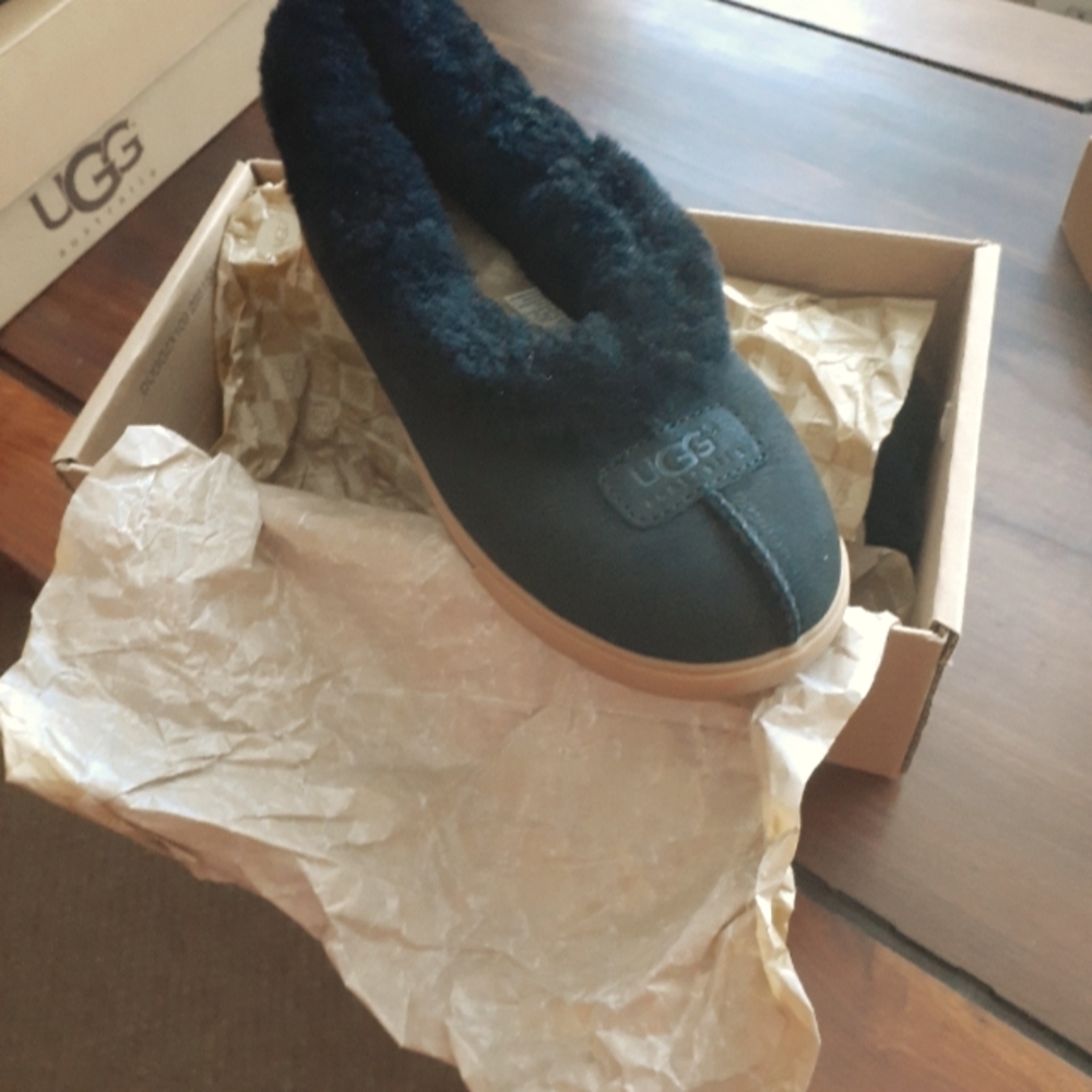 BRAND NEW UGG SLIPPER SHOES NEVER WORN  IN ORIGINAL BOX  SIZE 9